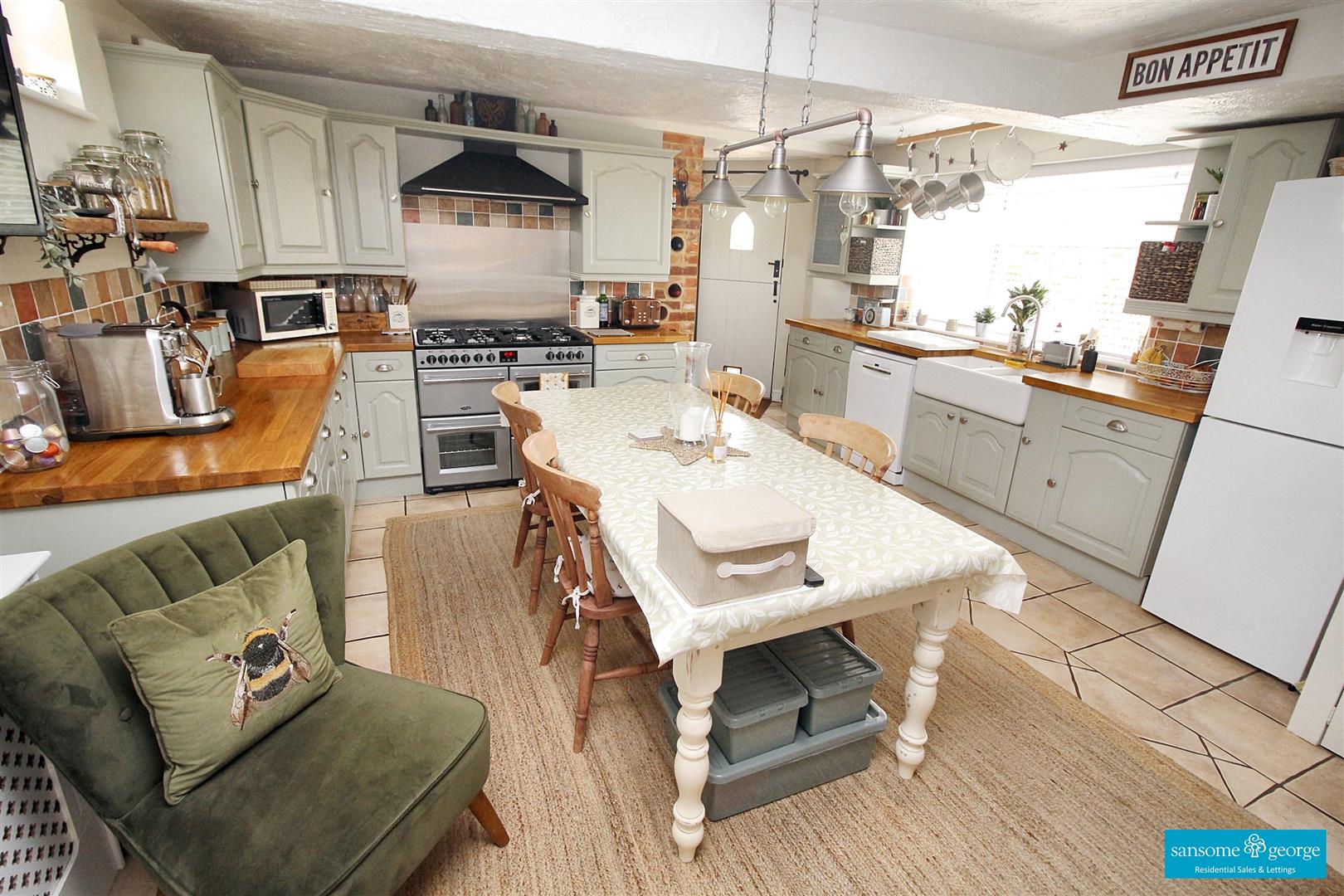 3 bed property in Chapel Hill, Reading